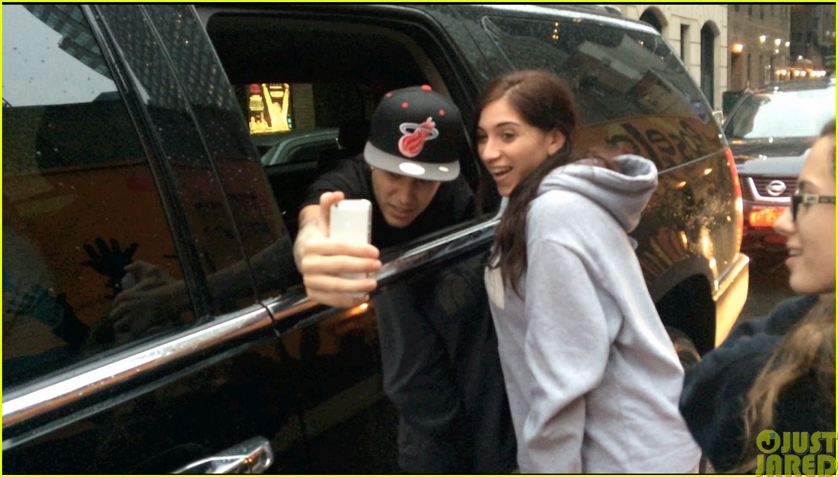 justin bieber takes selfies with fans no matter what the weather is like043115721