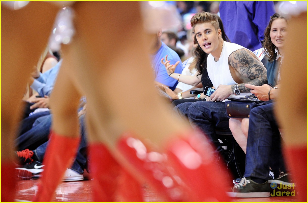 justin bieber spends mothers day courtside at clippers game103111119