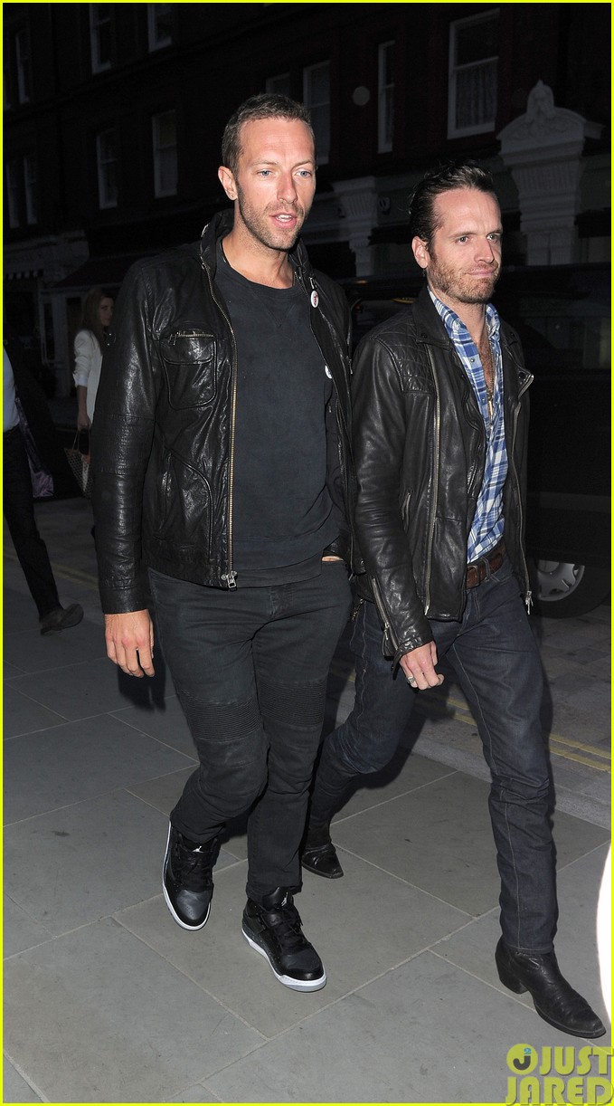emily blunt and john krasinski hit the town with chris martin and jeremy renner203121081