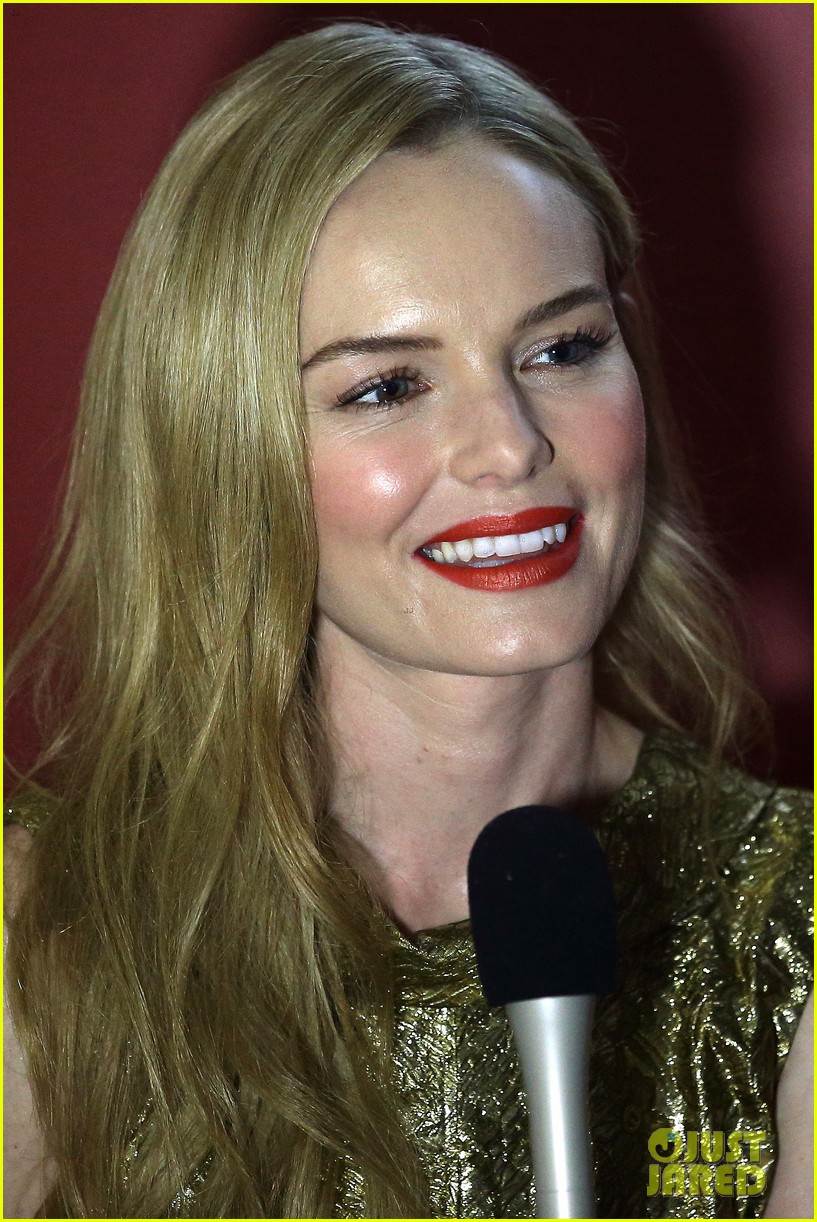 kate bosworth shimmers in singapore at skii fashion show 04