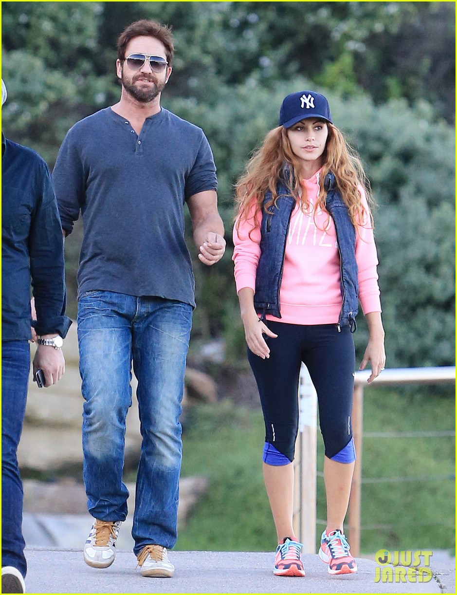 gerard butler steps out in bondi with mystery woman 043105505