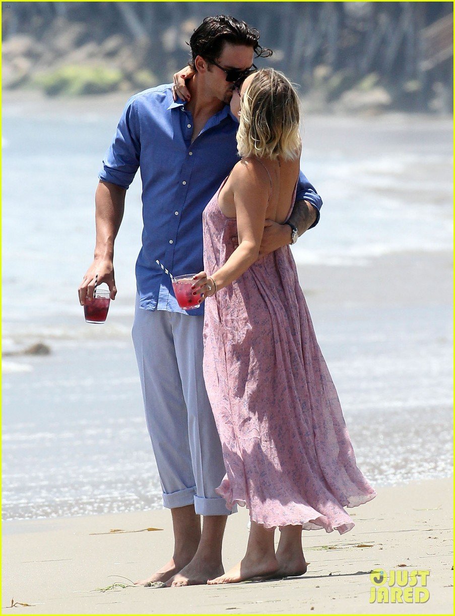 kaley cuoco hits up joel silvers memorial day party with ryan sweeting 073122540