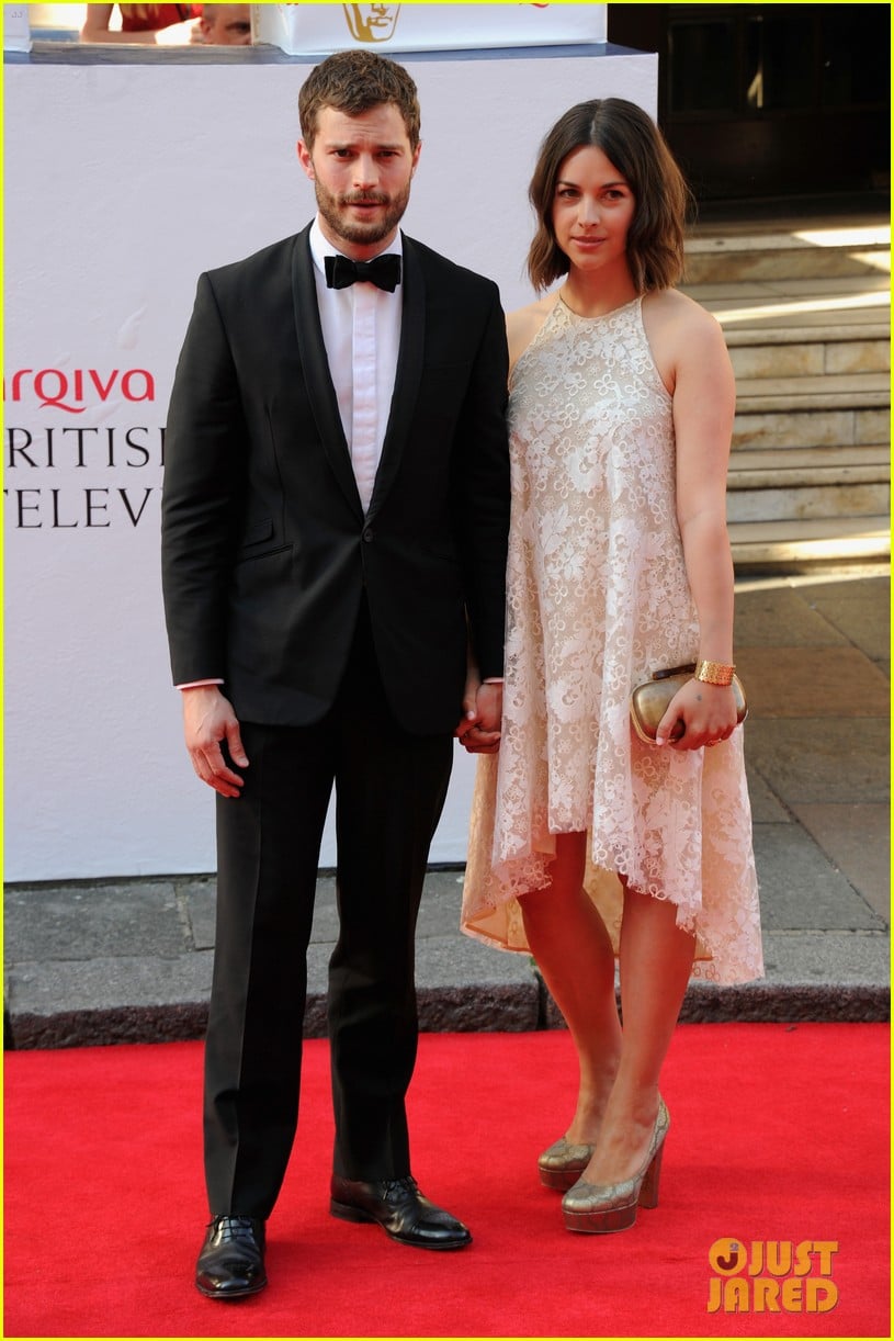 jamie dornan wife amelia hold hands make one cute couple at arquive awards 13