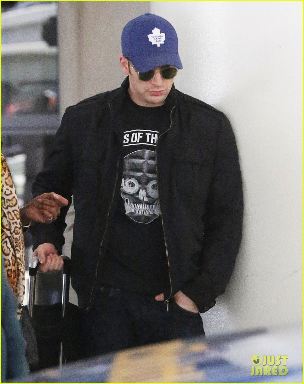 chris evans returns from london looking mighty fine 02