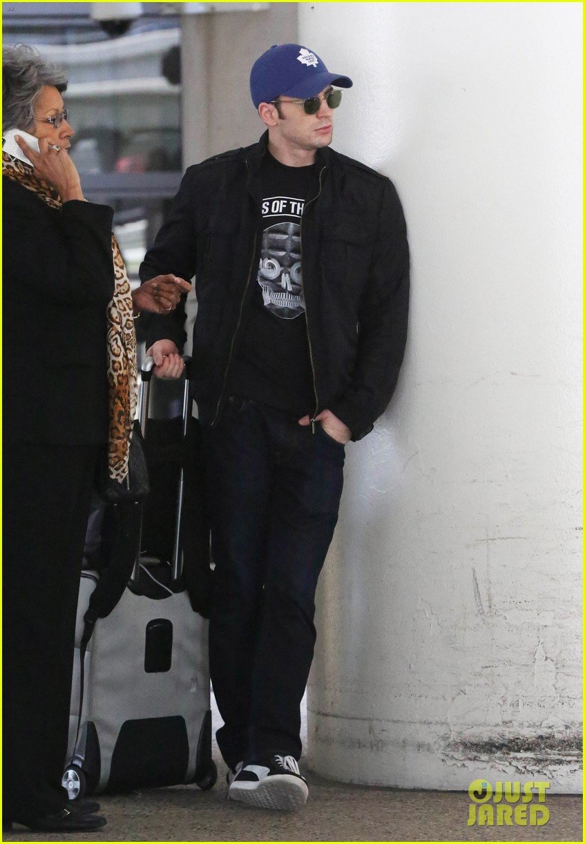 chris evans returns from london looking mighty fine 053108547