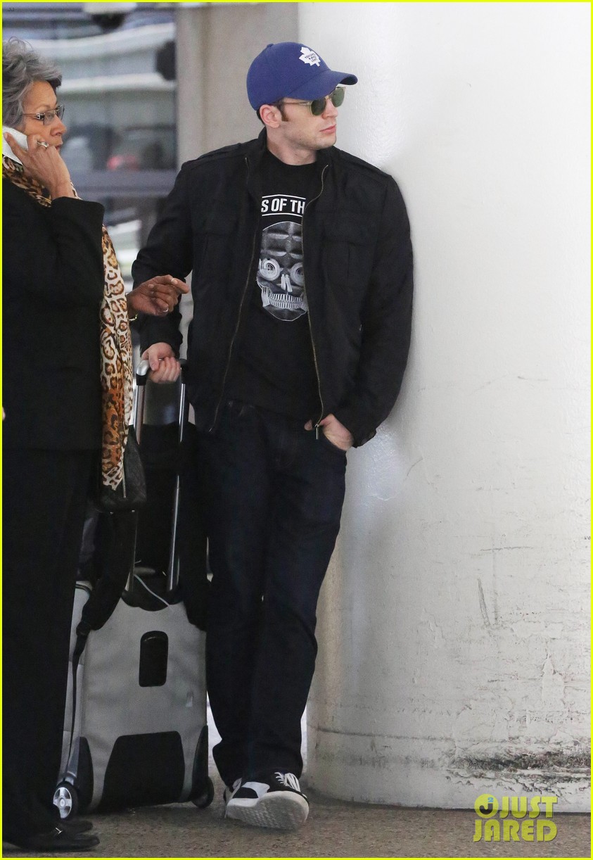 chris evans returns from london looking mighty fine 063108548