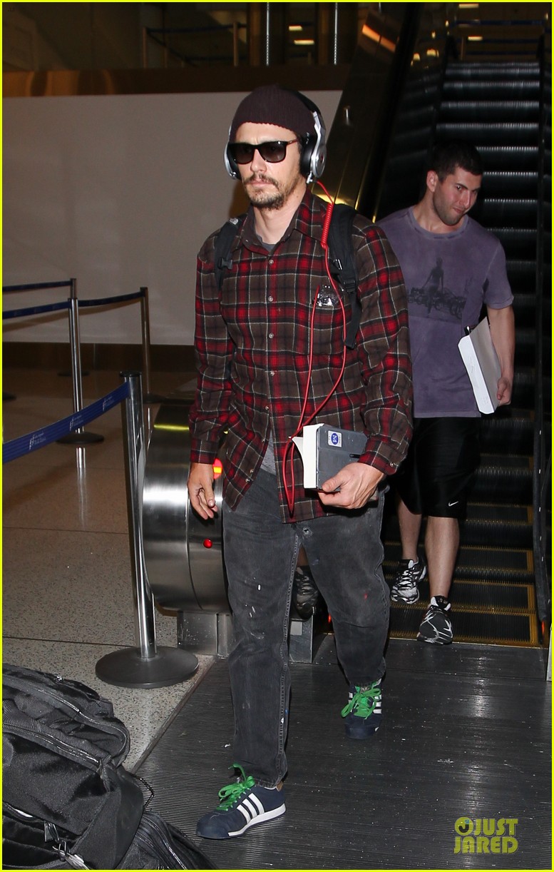 james franco noise with cool headphones at lax 013111804