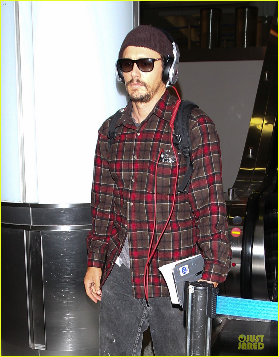 james franco noise with cool headphones at lax 023111805