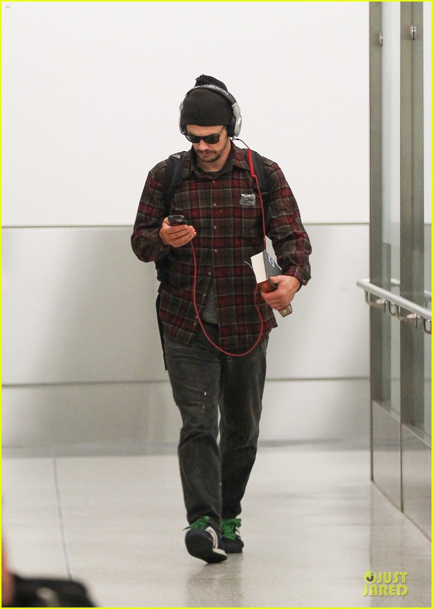 james franco noise with cool headphones at lax 04