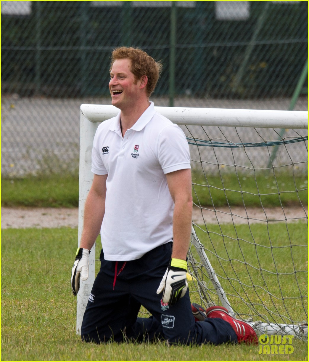 prince harry plays rugby schoolkids flashes his abs in the process 093123862