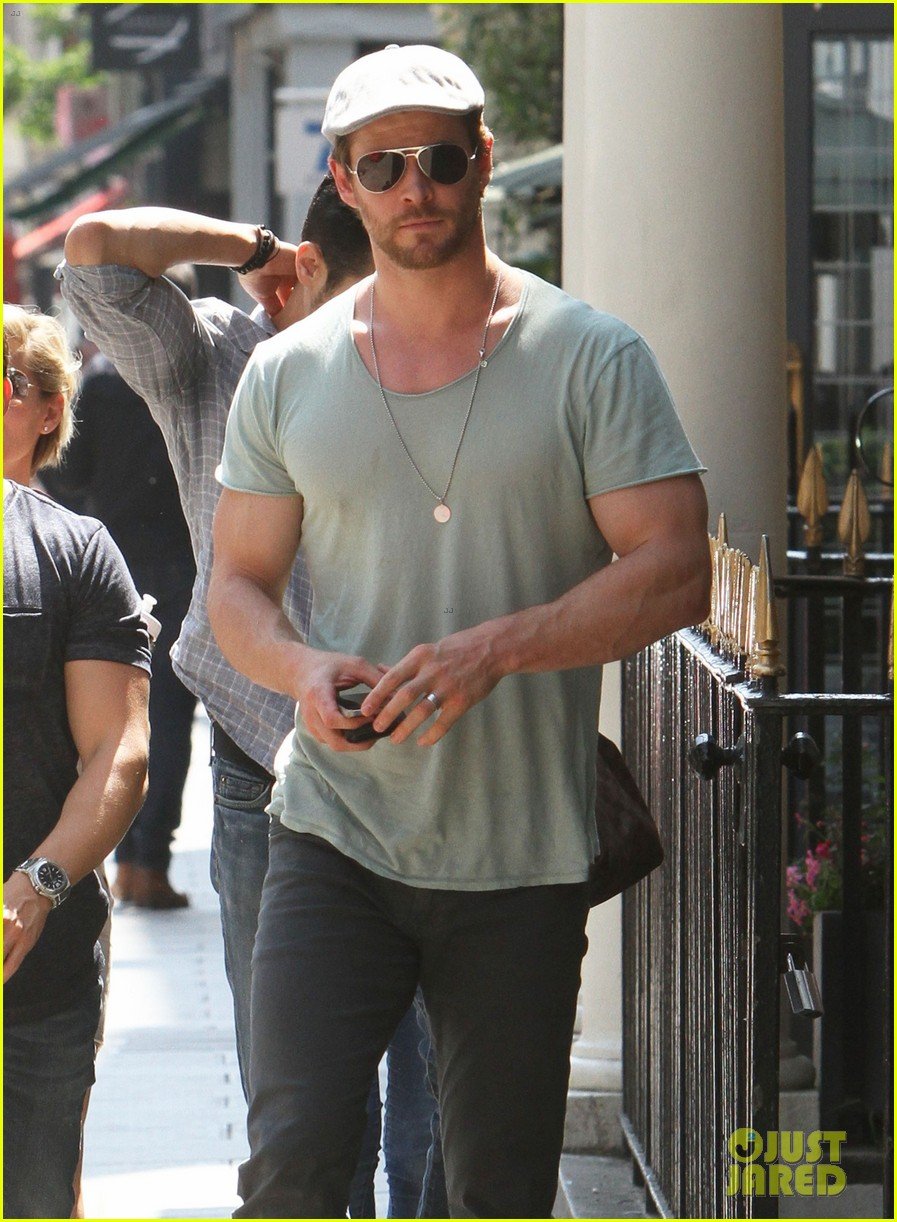 chris hemsworth pal is giving his muscles some competition 193117641
