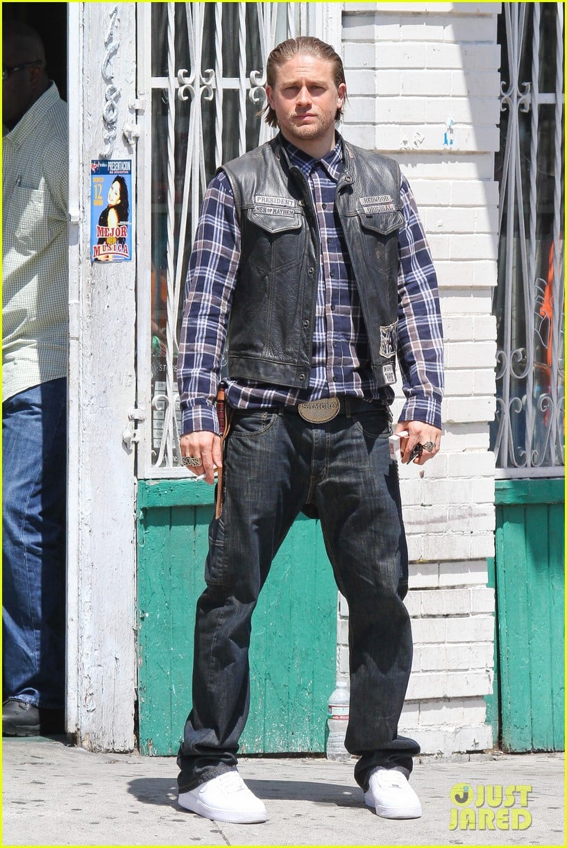 charlie hunnam gets all made up on sons of anarchy set 013124231