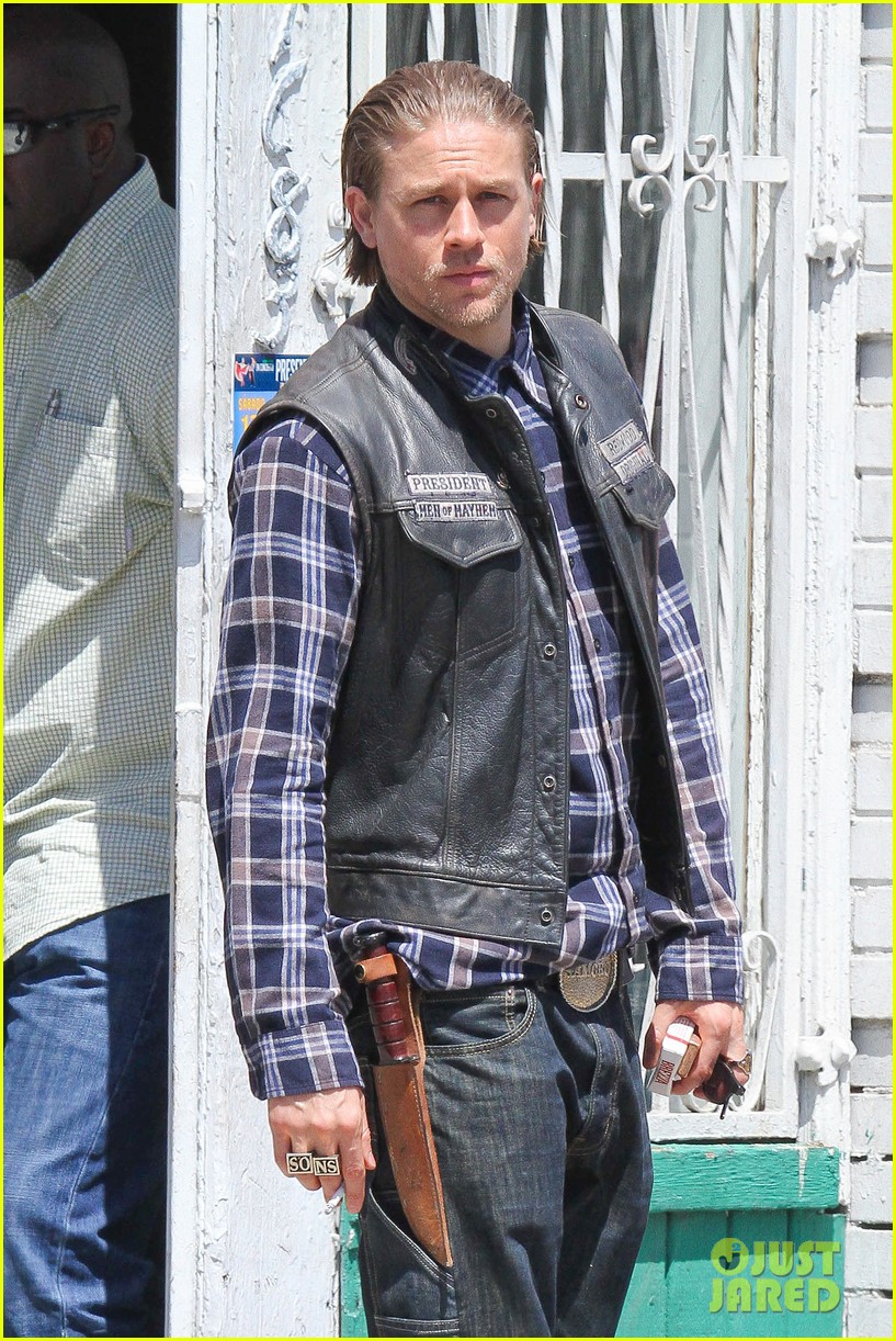 charlie hunnam gets all made up on sons of anarchy set 043124234