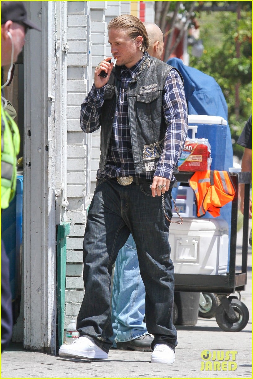 charlie hunnam gets all made up on sons of anarchy set 13