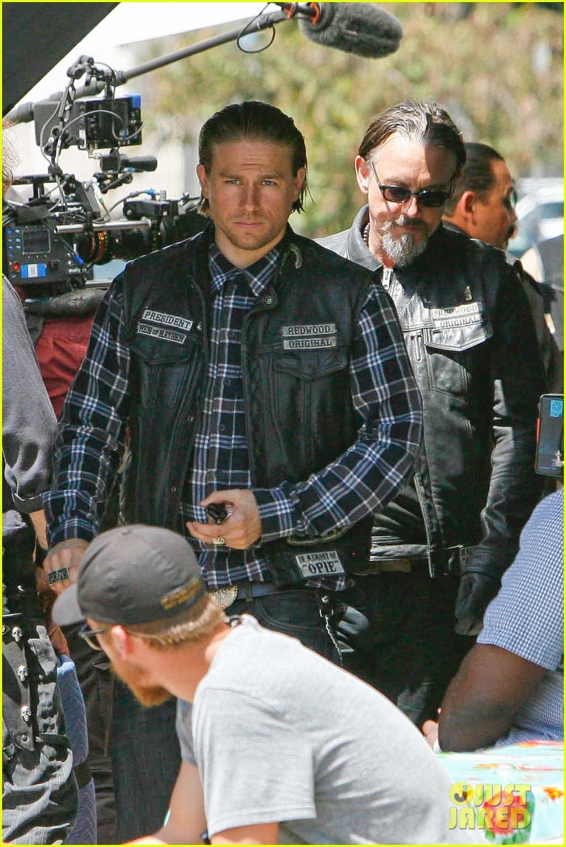 charlie hunnam gets all made up on sons of anarchy set 14