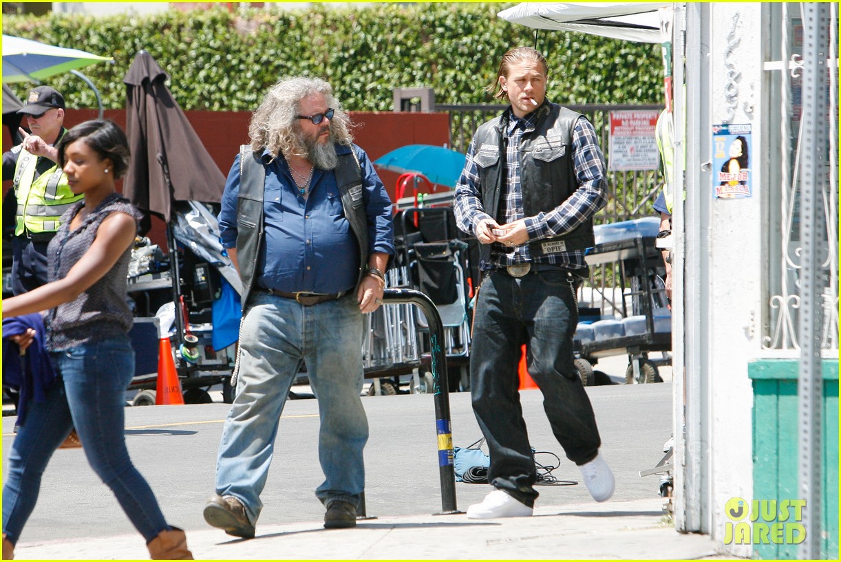 charlie hunnam gets all made up on sons of anarchy set 18