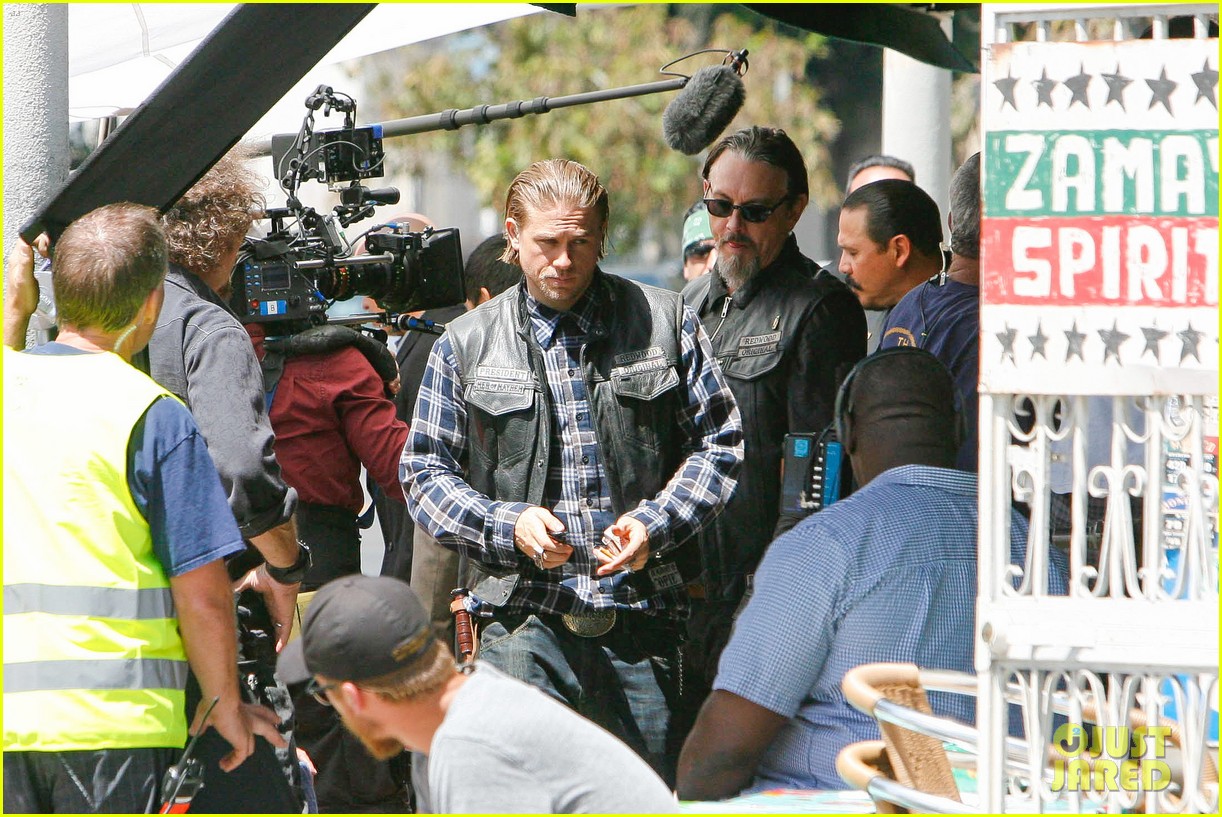 charlie hunnam gets all made up on sons of anarchy set 30