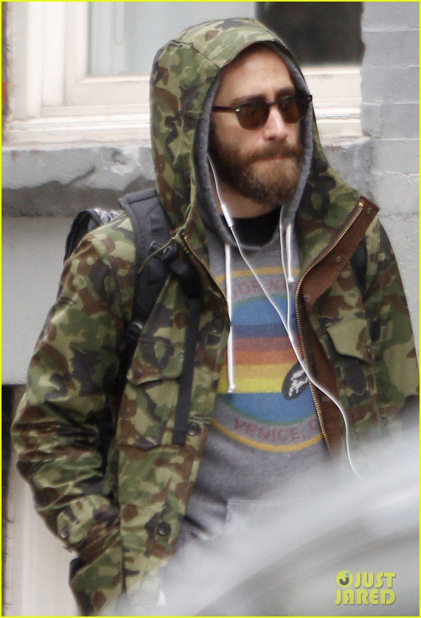 jake gyllenhaal doesnt let the rain keep him away 02