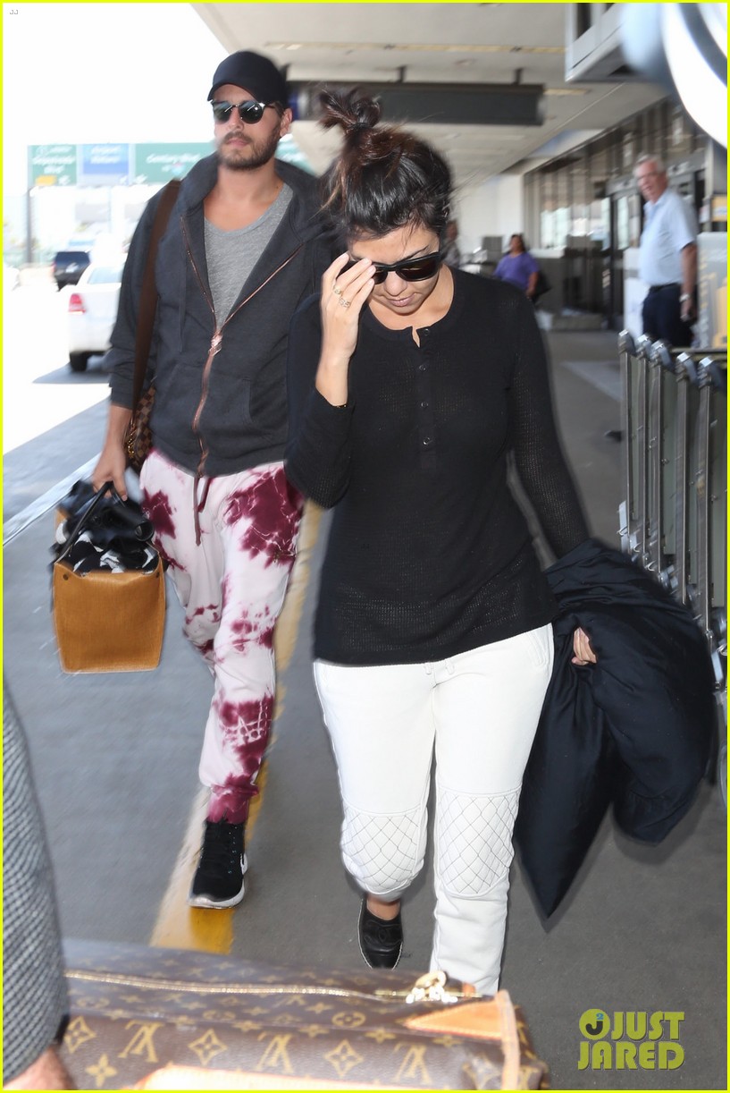khloe kourtney kardashian touch down at lax just in time for mothers day 053111415