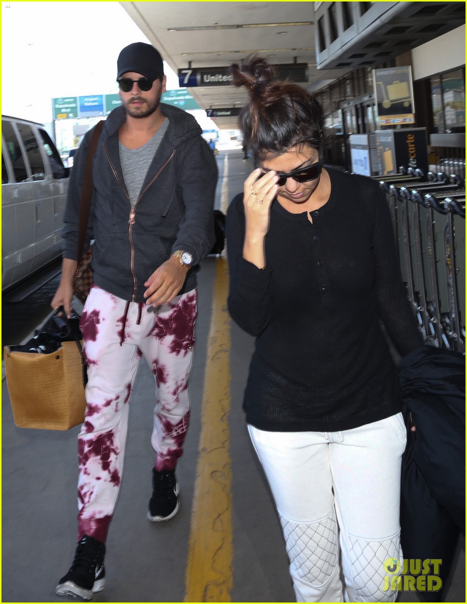 khloe kourtney kardashian touch down at lax just in time for mothers day 063111416