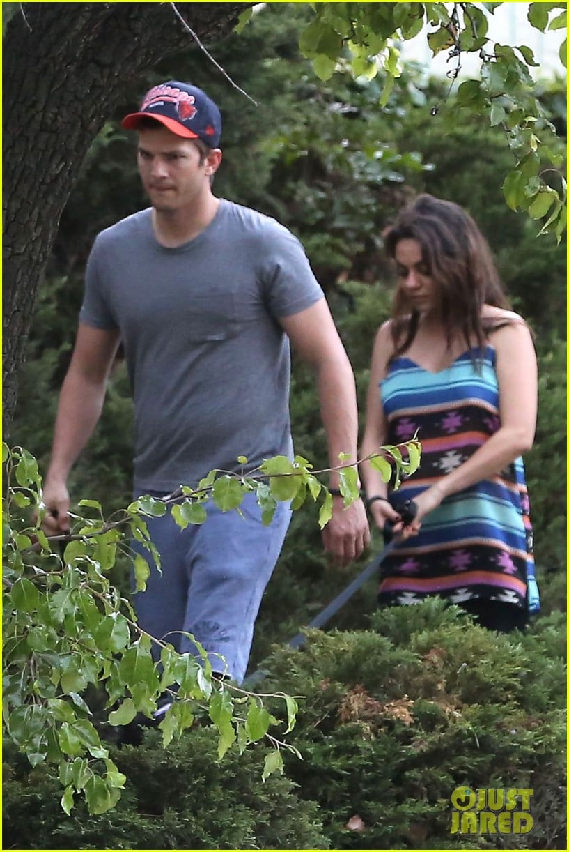 mila kunis hides her baby bump in loose fitting dress 03