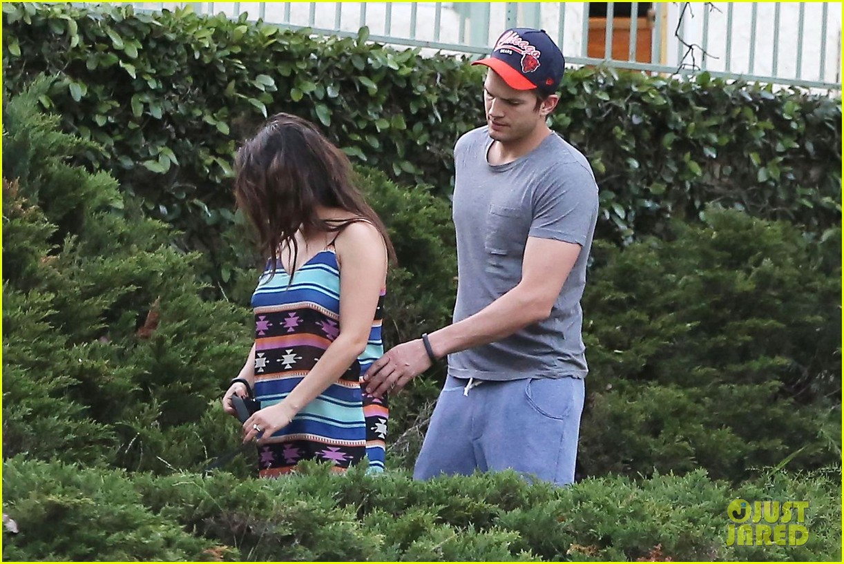mila kunis hides her baby bump in loose fitting dress 113103812