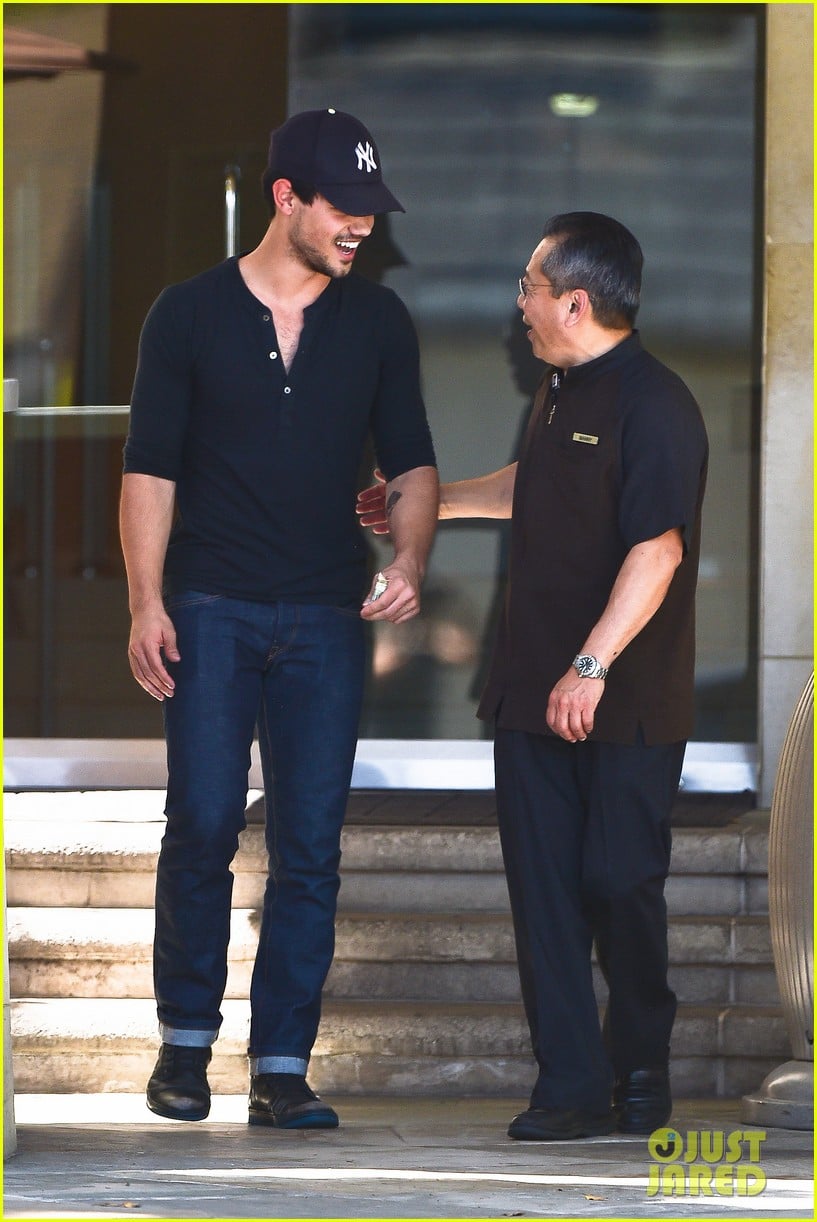 taylor lautner fantastically talanted does his own stunts 053114935