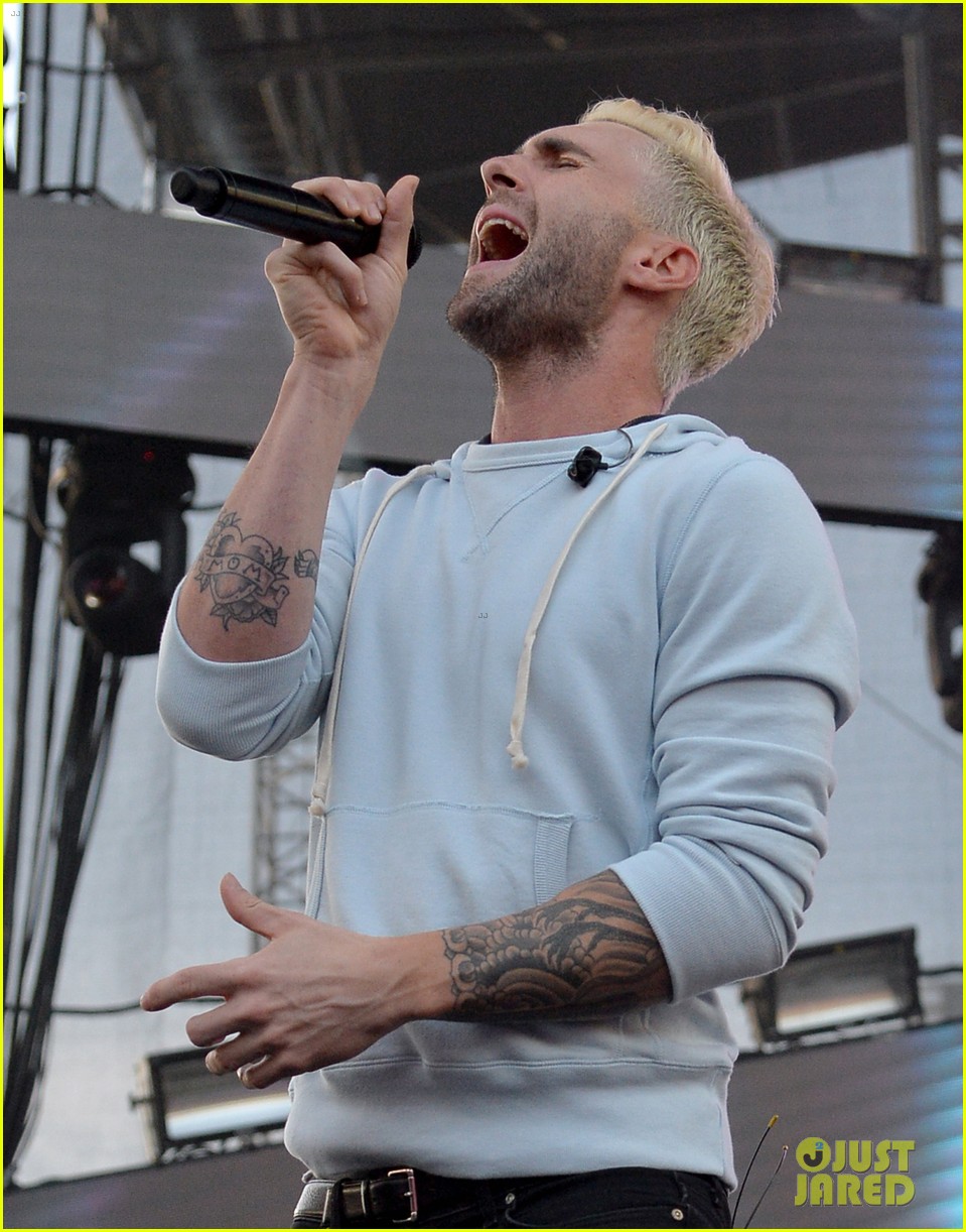 adam levine makes a funny face still is sexiest man alive 013110509
