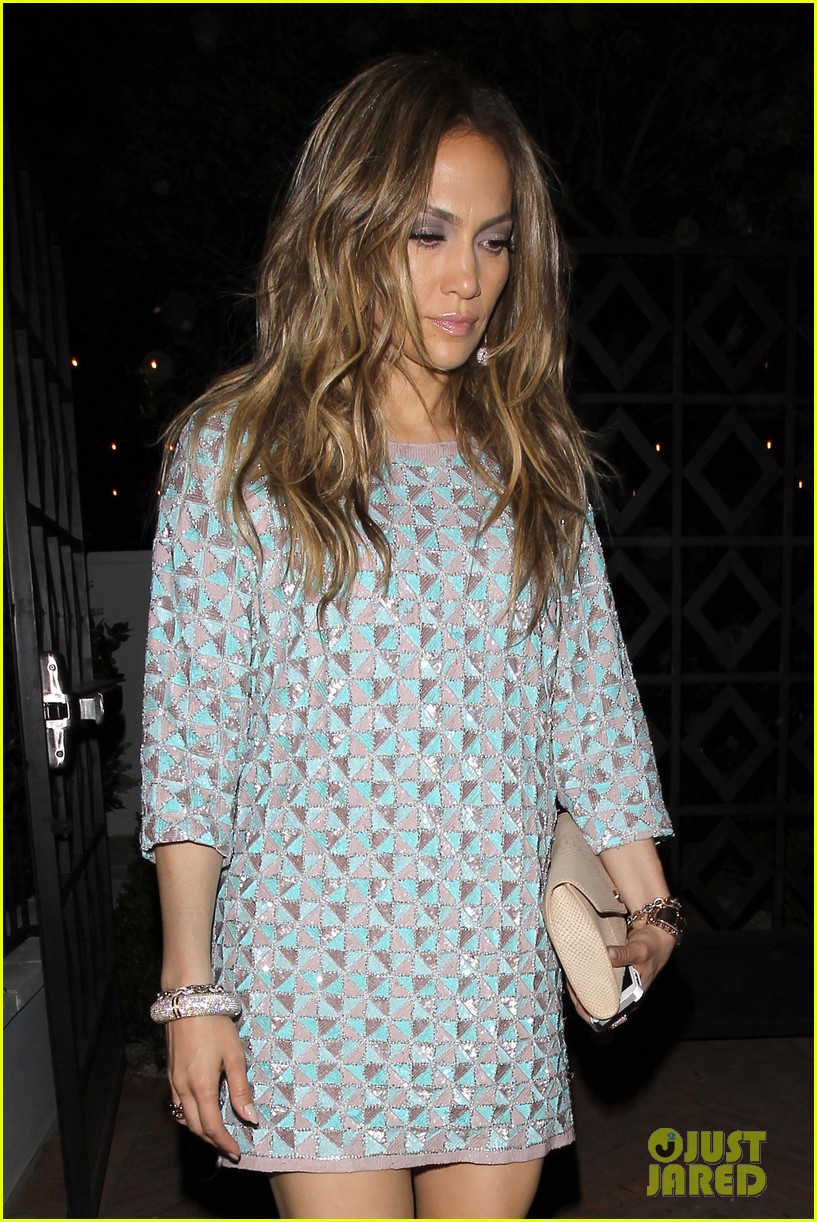 jennifer lopez grabs dinner with bff leah remini after american idol performance night 05