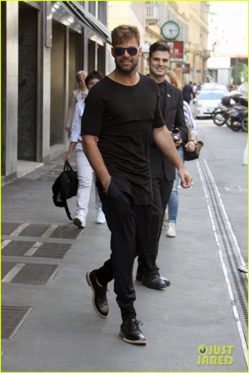ricky martin gives lots of love to his fans 01