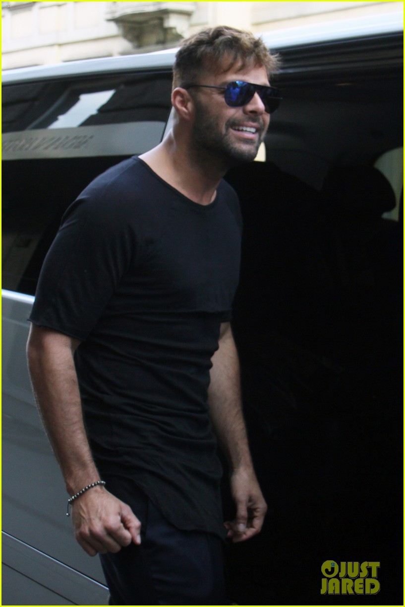 ricky martin gives lots of love to his fans 103123813