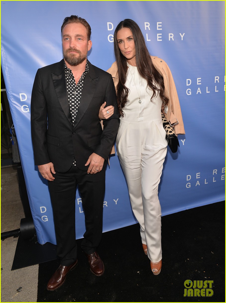 demi moore brings along boyfriend sean friday to gallery party 103114948