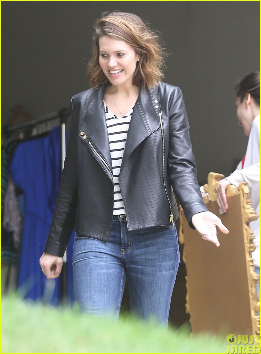 mandy moore lets her friend convince her to go to a yard sale043121797