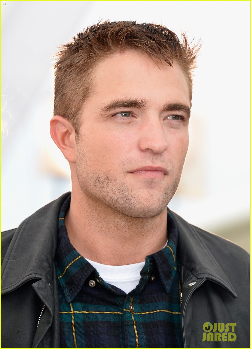 robert pattinson joins julianne moore mia wasikowska at cannes maps to the stars photo call 13