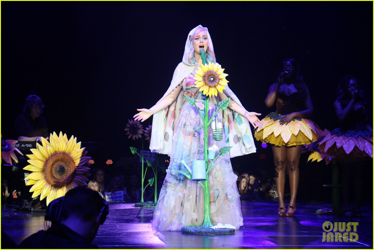 see all of katy perry crazy prismatic tour costumes here 233108230