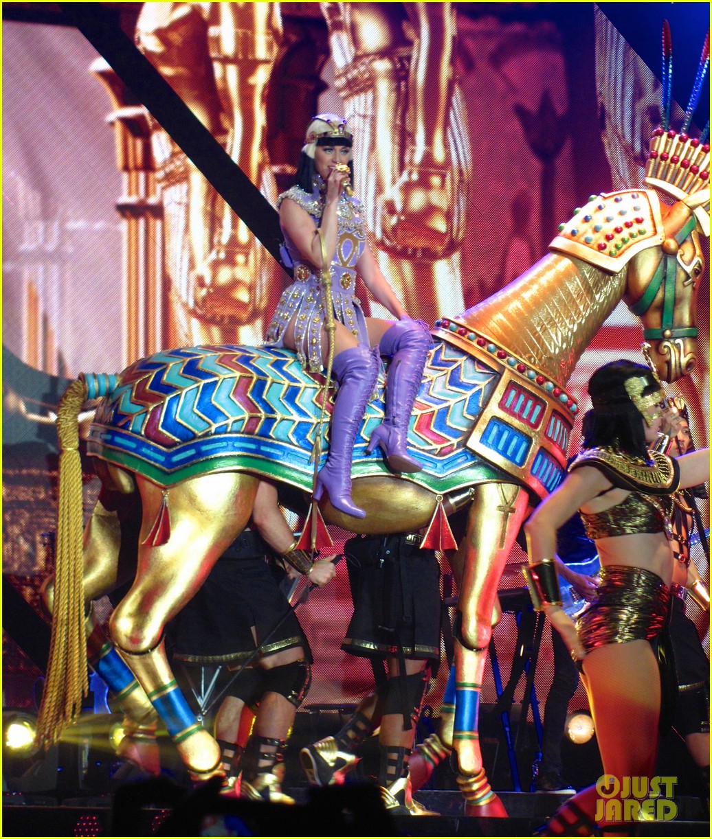 see all of katy perry crazy prismatic tour costumes here 37