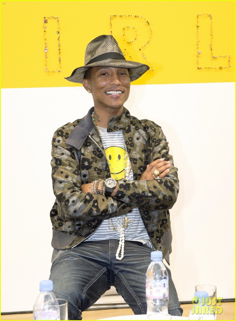 pharrell williams happy shirt paris art gallery opening 06