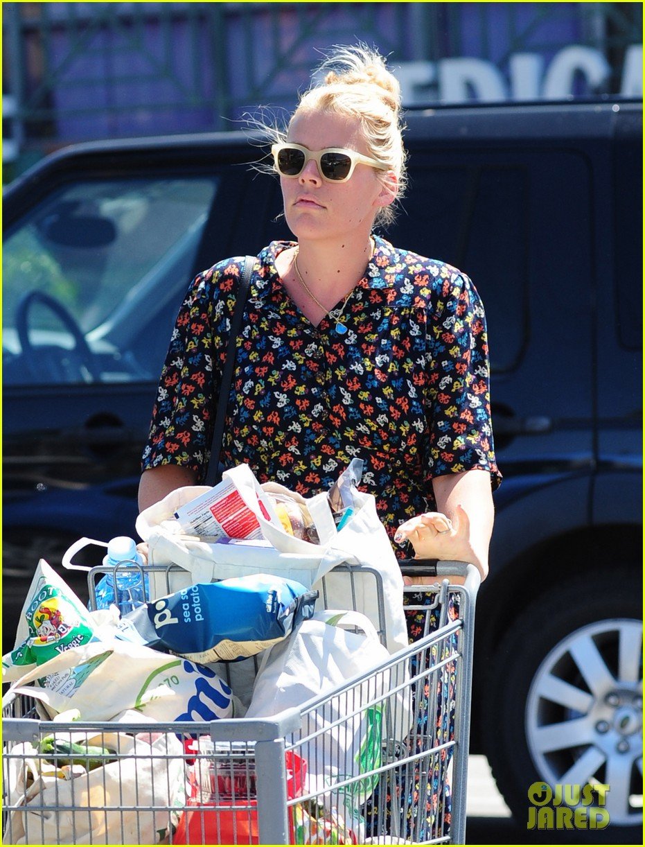 busy philipps cant keep from smiling after cougar town gets a renewal 023112399