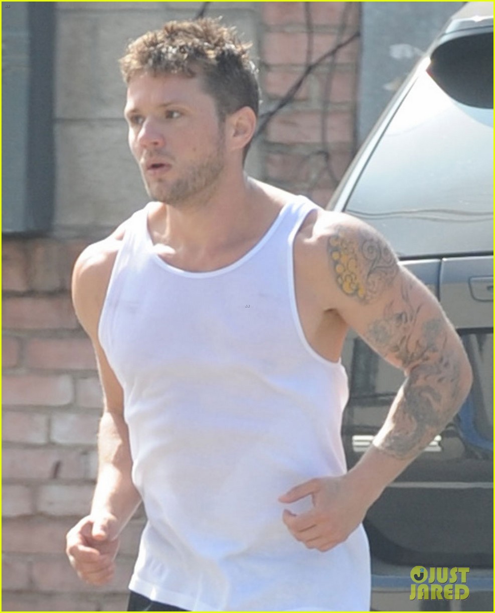 ryan phillippe flaunts his buff biceps during a jog 03