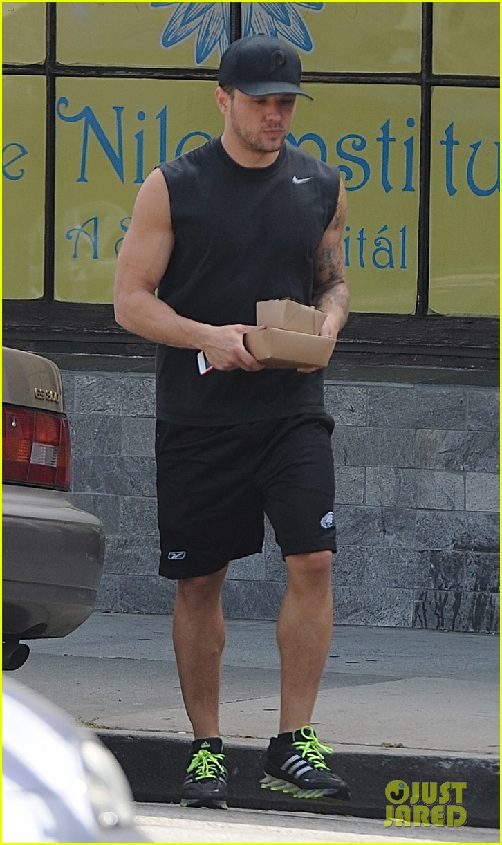 ryan phillippe flaunts his buff biceps during a jog 043125006