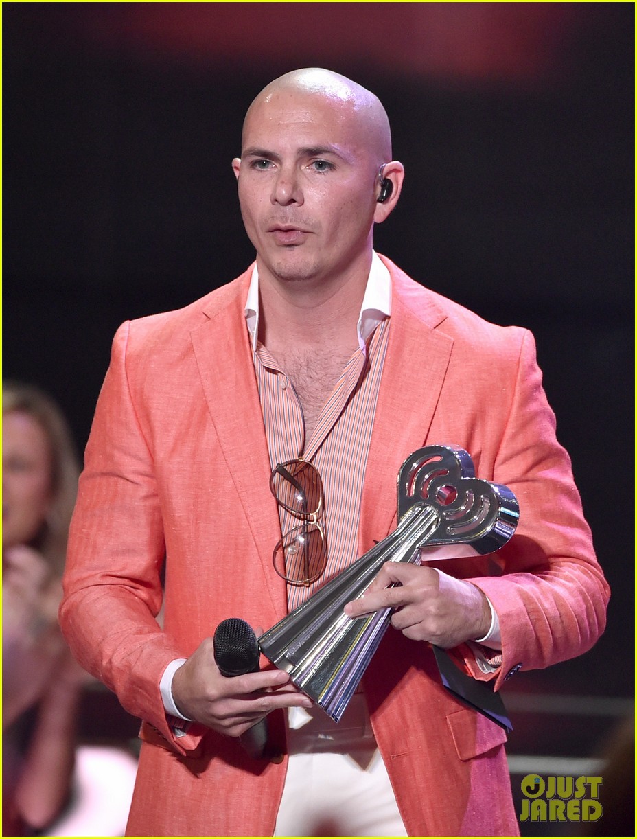 pitbull grl iheartradio music awards 2014 17
