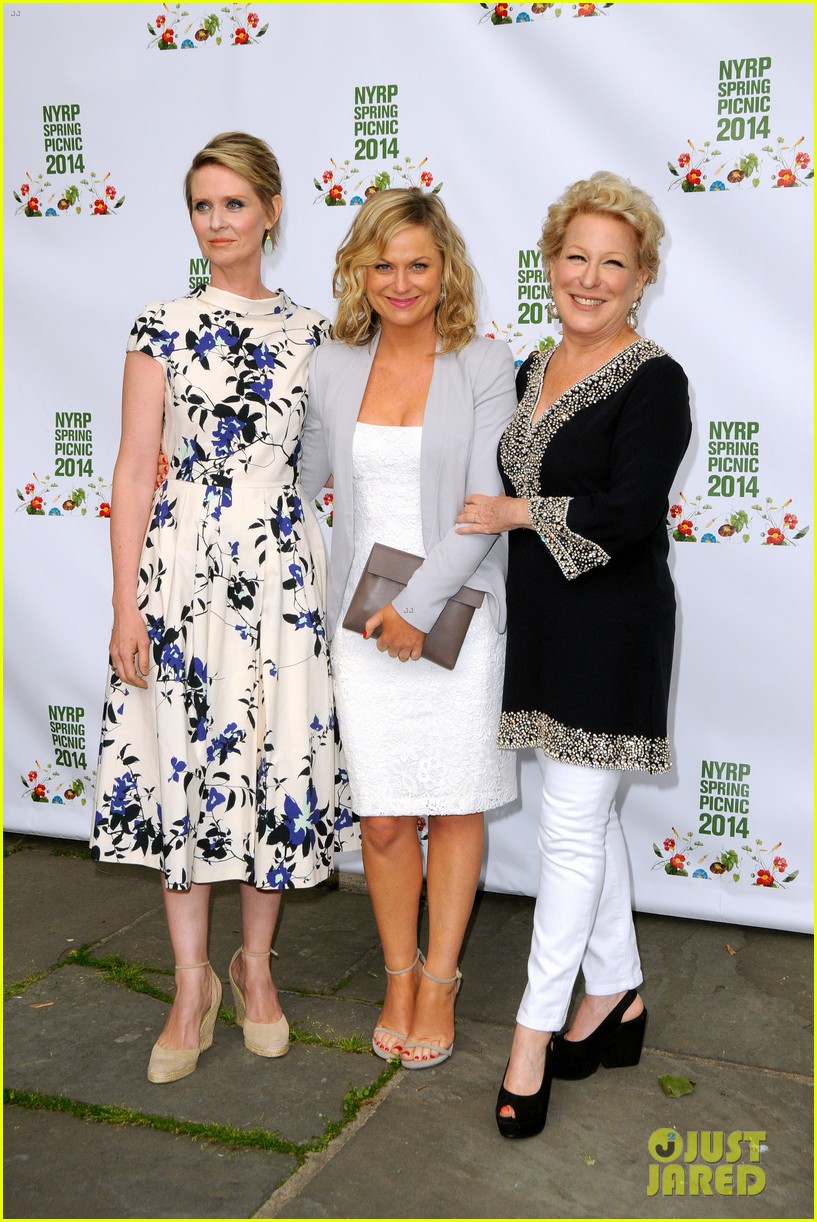 amy poehler drops by bette midler annual spring picnic 03