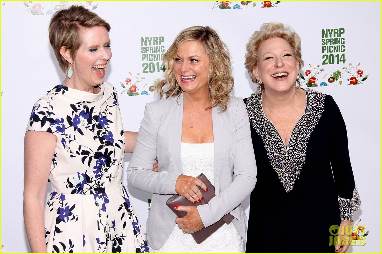 amy poehler drops by bette midler annual spring picnic 12
