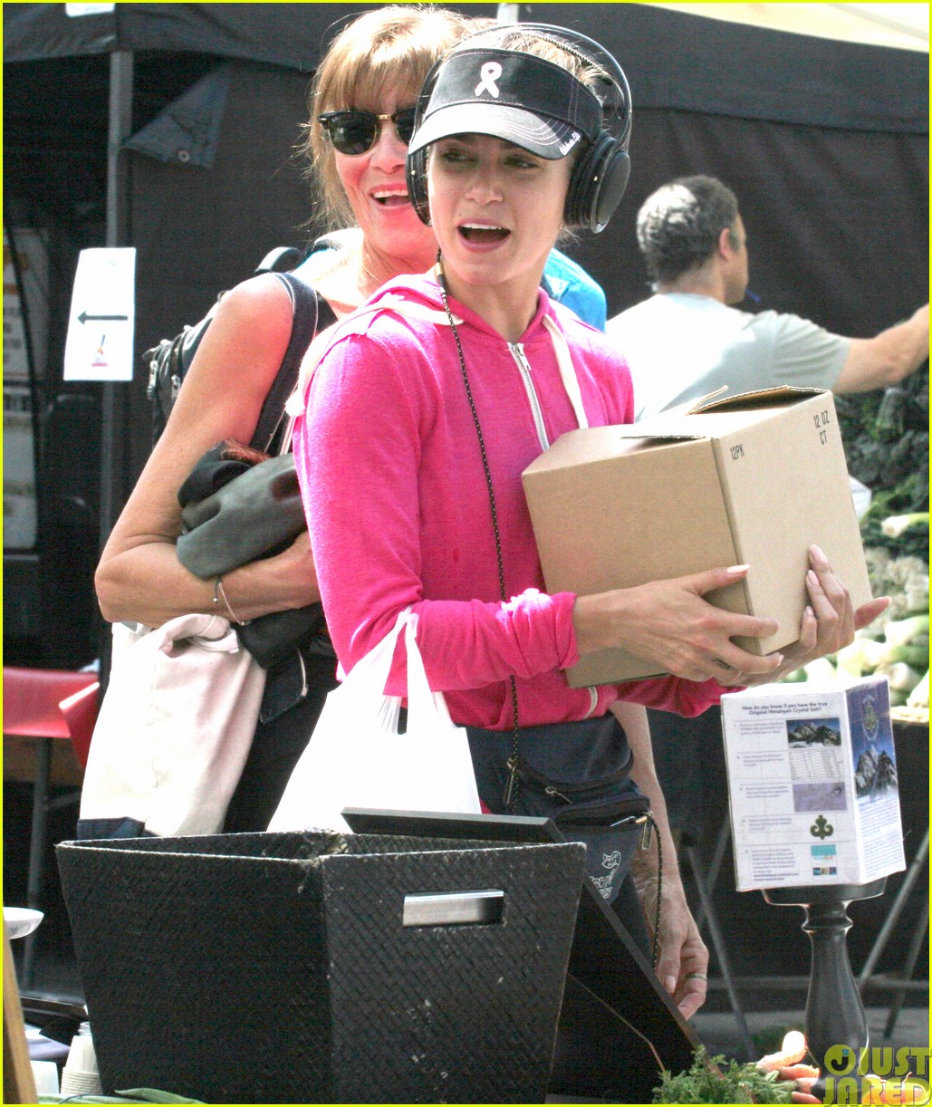 nikki reed is all smiles at the farmers market083122110