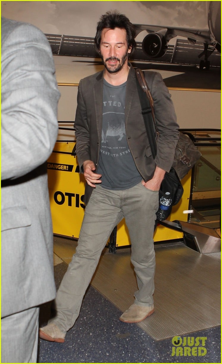 keanu reeves gets swarmed by fans at lax airport 033125024