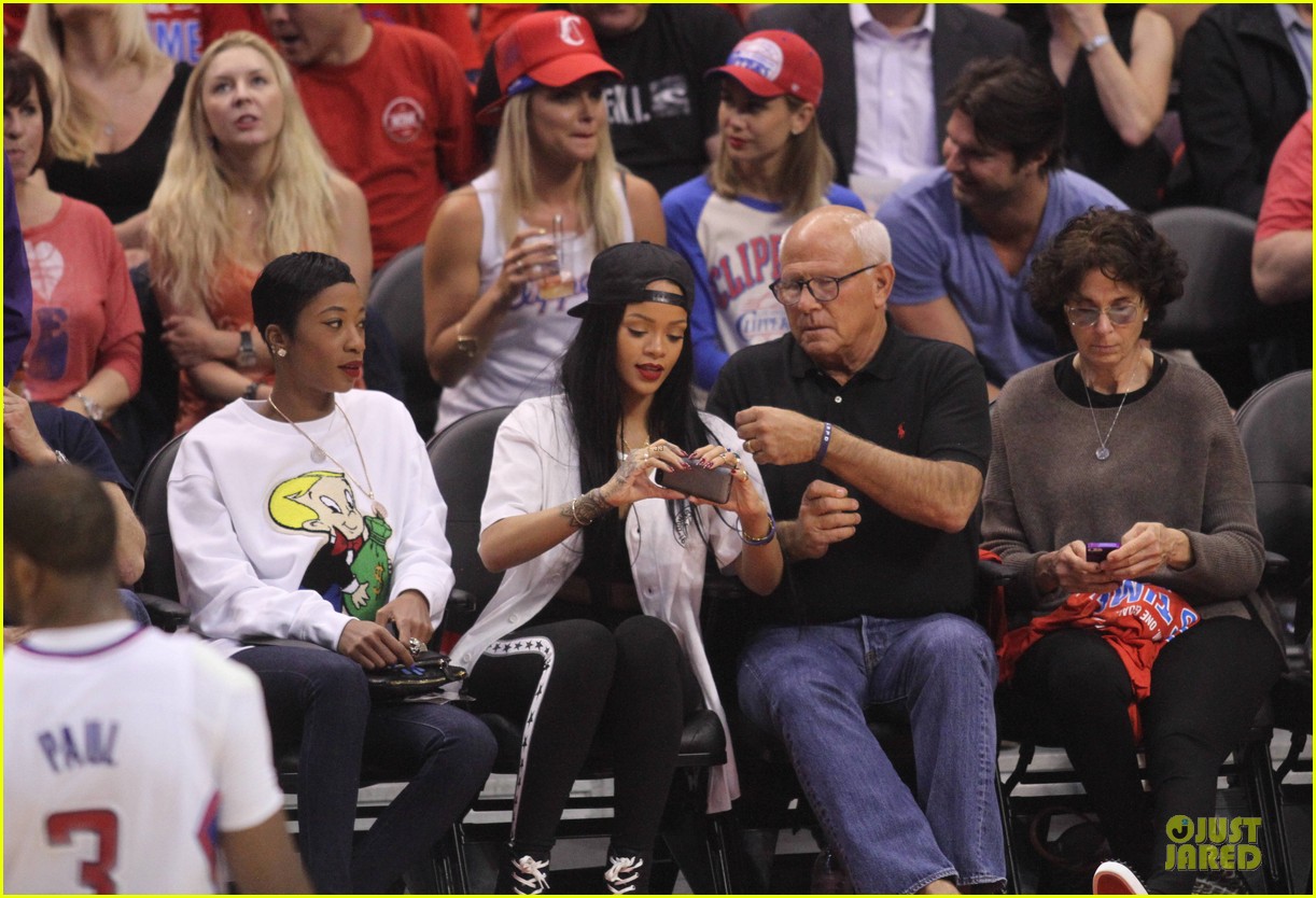 rihanna melissa forde cheer on clippers 07