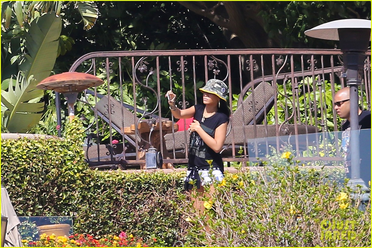 rihanna house hunting in malibu with melissa forde 093110888