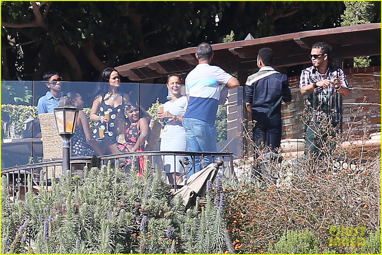 rihanna spends mothers day with family at malibu mansion 08