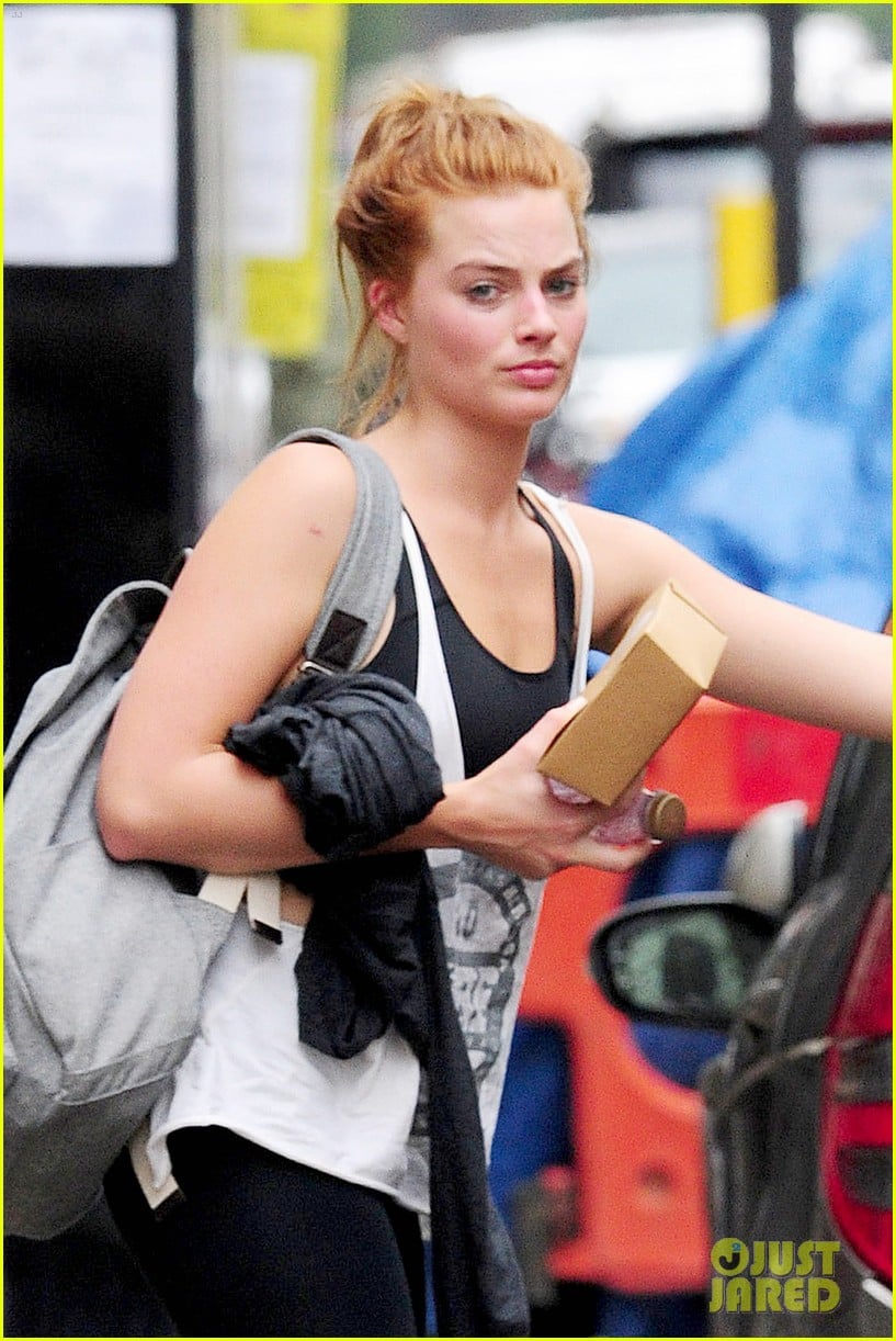 margot robbie dyes her hair red 06