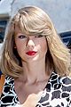 taylor swift surprises gives a group of fourth graders a crazy surprise02